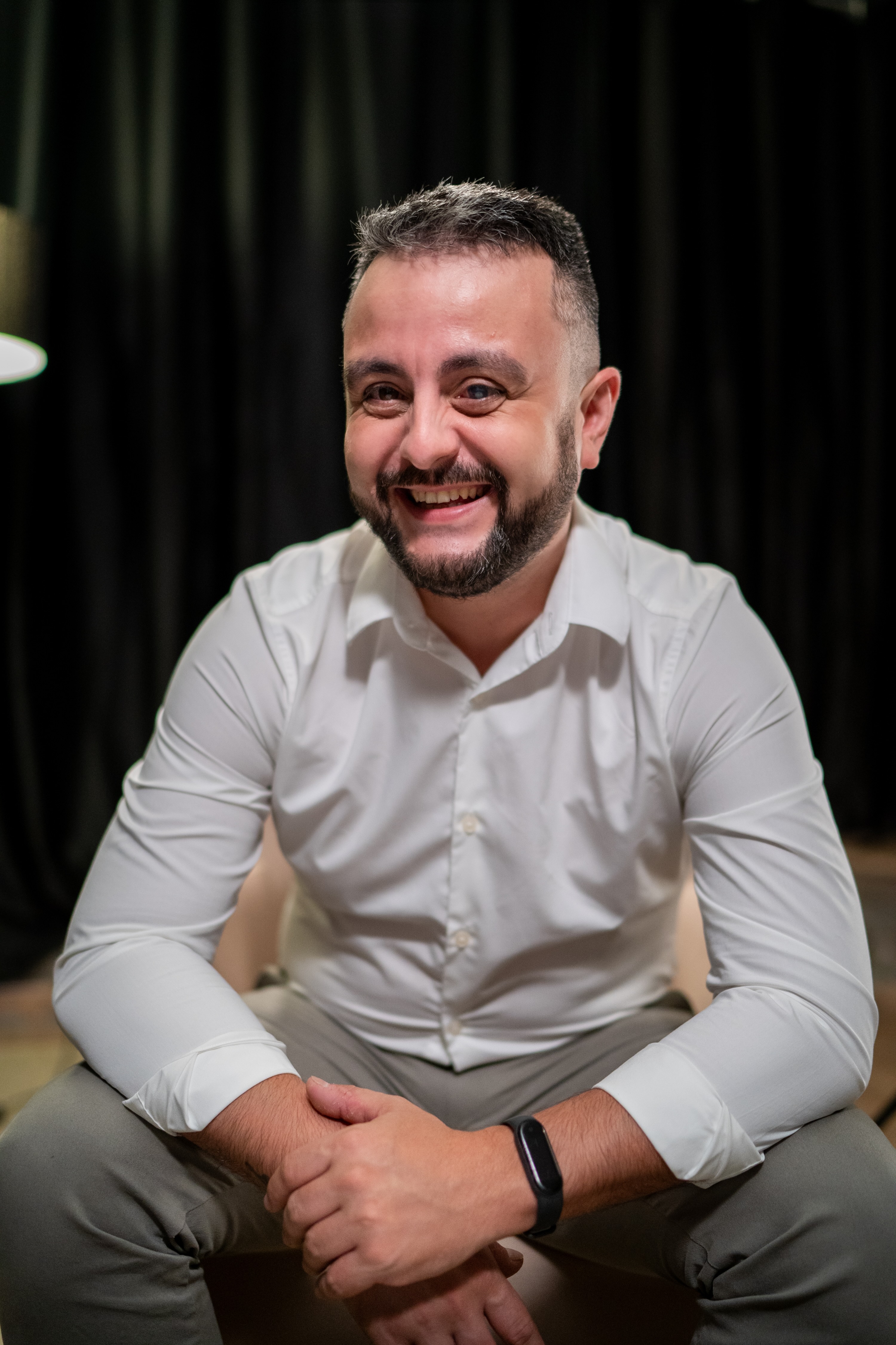 Gabriel em perfil lateral