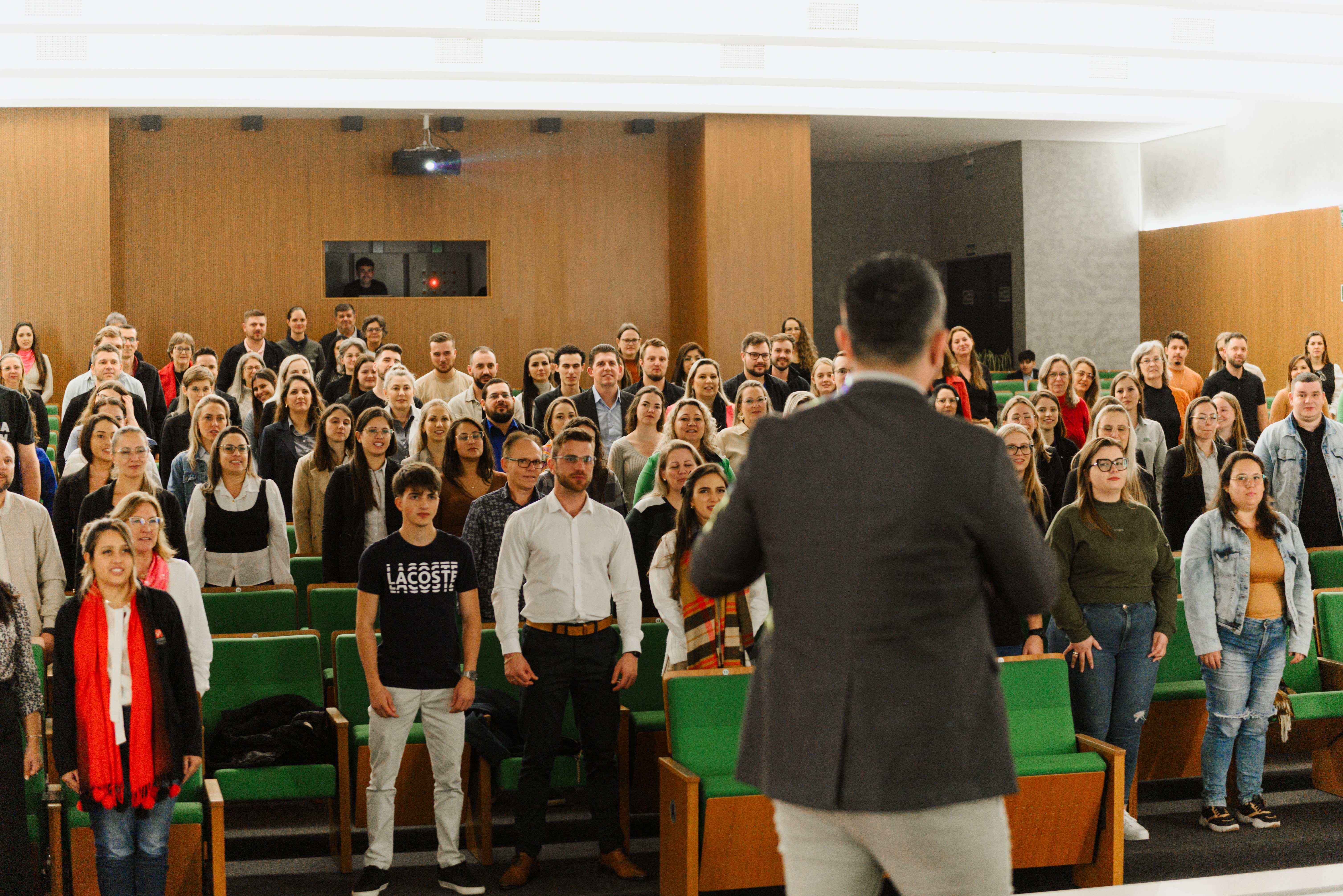 Gabriel conduzindo uma palestra