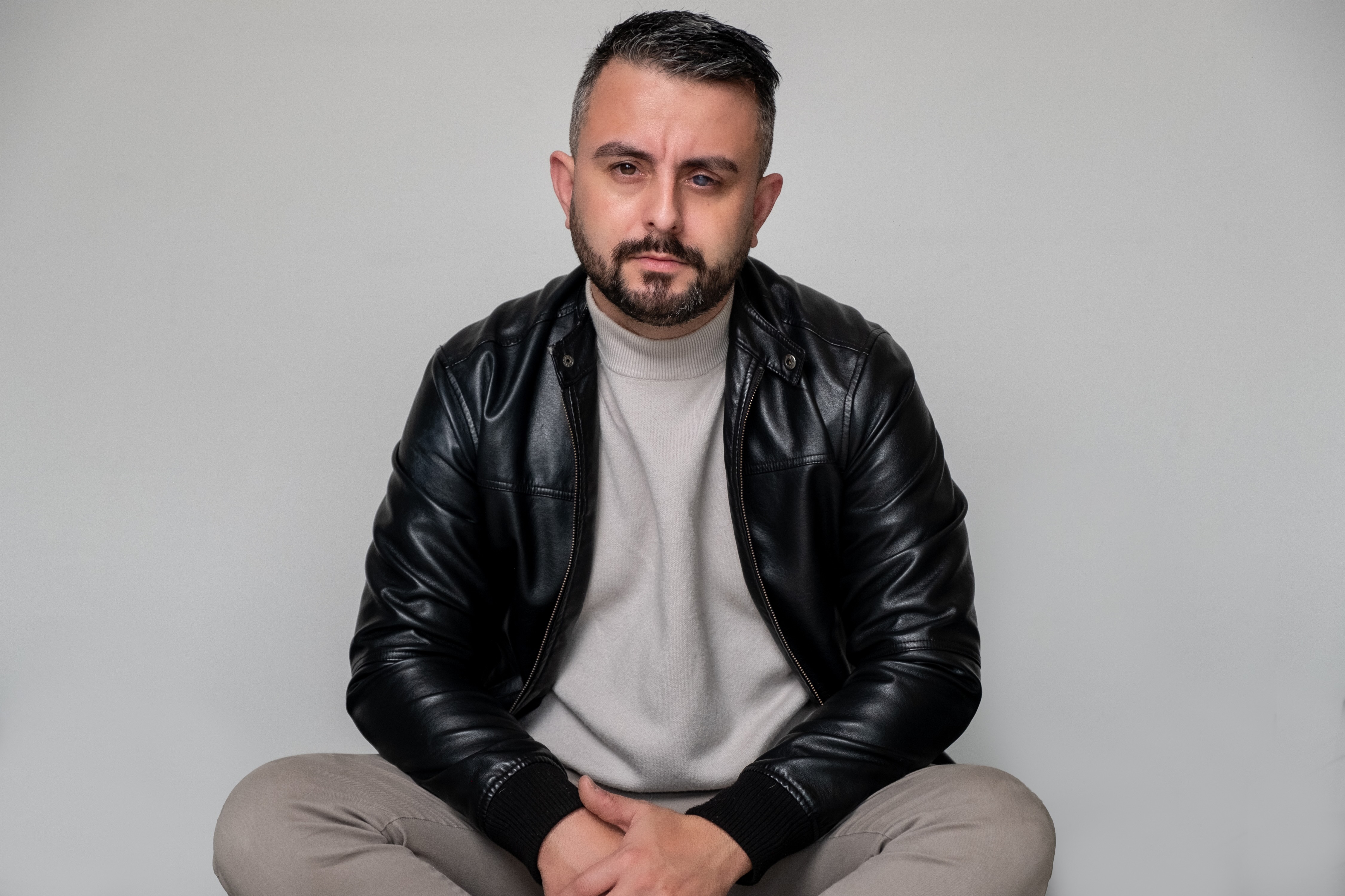 Gabriel em retrato frontal com roupa clara